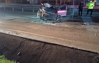 Demir bariyerlere çarpan otomobil parçalandı