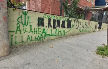 Dernek duvarında slogan savaşı