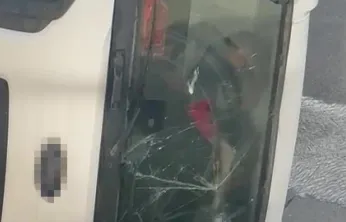 Devrilen beton mikserinin içinde mahsur kalan sürücü balyozla kendini kurtardı