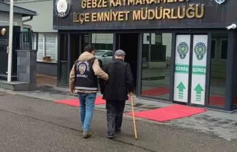 Dolandırıcılıktan aranıyordu, emniyete bastonuyla götürüldü