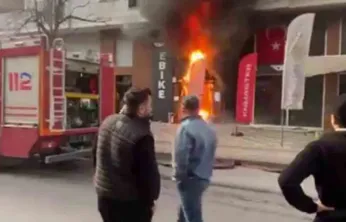 Dükkan önünde başlayan yangın akülerin patlamasıyla büyüdü