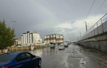 Fırtınada yollar göle döndü, ağaç dalları kırıldı