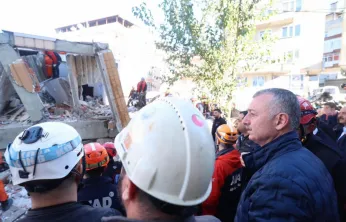 Ekipler enkazdan gelen sese ulaşmaya çalışıyor