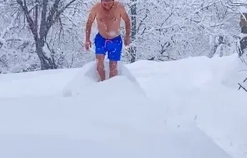 Eksi 10 dereceyi aldırmadan şortuyla karda yüzdü
