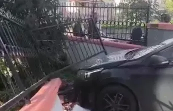 El freni çekilmeyen otomobil bahçe duvarını yıktı