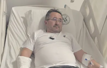 Elinde hortum patlayan muhtar yaralandı