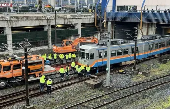Metro raydan çıktı, ulaşımda aksamalar yaşanıyor