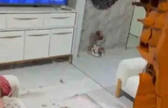 Evinde otururken kamyonetin çarptığı duvarın altında kalarak yaralandı