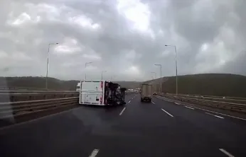 Fırtınada seyir halindeki kamyonet devrildi