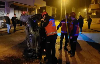 Gazı takılı kalan otomobil beton çite çarparak yan yattı