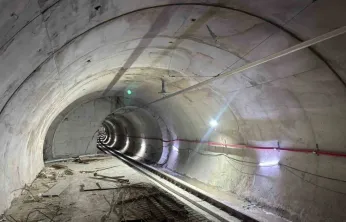 Gebze'de 4 kişiye mezar olan binanın yakınından geçen metro hattının içi görüntülendi