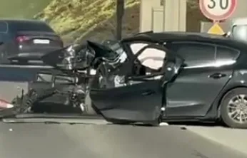 Gişelere çarpan otomobil kullanılamaz hale geldi