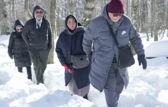 Bembeyaz örtü üstünde kar topu savaşı yaptılar