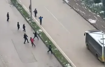 Kar topu gerginliği: Otobüs şoförü çocukları sopayla kovaladı