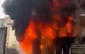 İnşaat alanındaki işçi konteyneri alev alev yandı
