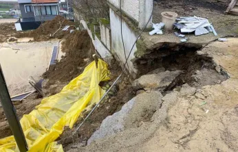 İnşaat kazısında toprak kaydı, yolun bir bölümü çöktü