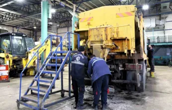 İş makinelerinin bakımı belediye atölyesinde yapılıyor