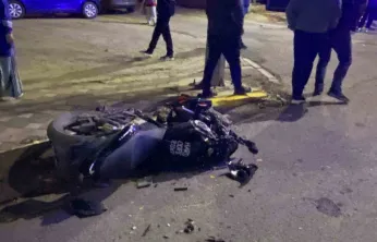 İş makinesi ile çarpışan motosikletli ağır yaralandı