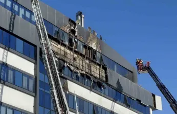 İş merkezinin dış cephesinde yangın çıktı