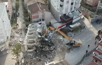 Kocaeli'de 4 kişiye mezar olan binanın enkazı kaldırılıyor
