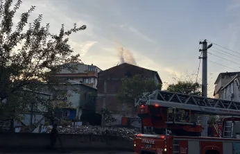 Kocaeli'de bina çatısında yangın: Baba ve oğlu dumandan etkilendi