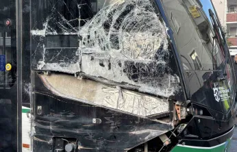 Kocaeli'de çöp kamyonu tramvaya çarptı: 3 yaralı