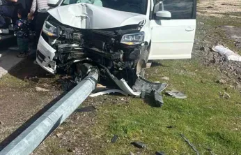 Kocaeli'de elektrik direğine çarpan otomobilin sürücüsü ağır yaralandı