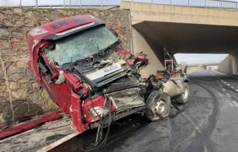 Kocaeli'de istinat duvarına çarpan tırın sürücüsü ağır yaralandı