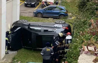 Kocaeli'de otomobil istinat duvarından düştü