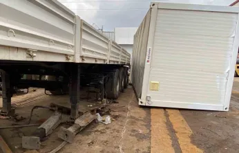 Kocaeli'de konteyner ile tır dorsesi arasında sıkışan işçi yaralandı