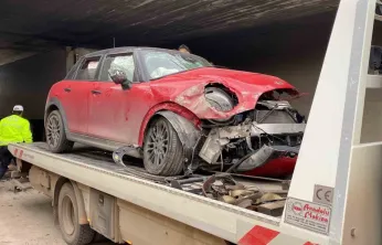 Kontrolden çıkan otomobil köprü ayağına çarptı