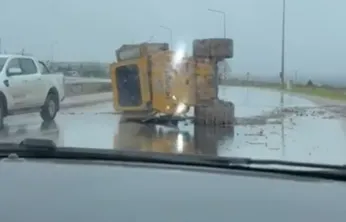 Kocaeli'de korku dolu anlar! İş makinası devrildi