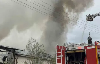 Kocaeli'de mutfak tezgahları üretim tesisinde korkutan yangın