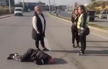 Kocaeli'de otomobil yayalara çarpıp refüje çıktı: 1'i ağır 2 yaralı
