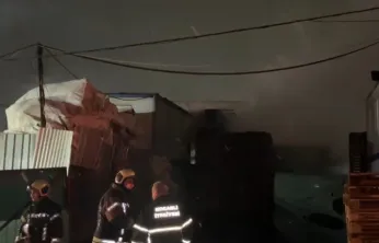 Kocaeli'de palet deposunda yangın