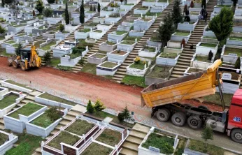 Kocaeli Kent Mezarlığı'nda su hattı yenileme çalışması