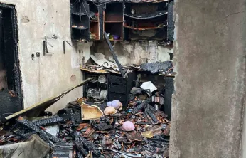 Evlerin çatıları uçtu, vatandaş tenteyle birlikte savruldu