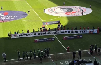 Kocaelispor - Gaziantep FK maçında anlamlı pankartlar