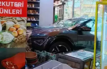 Kontrolden çıkan cip şarküteriye daldı