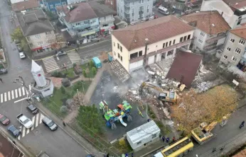 Kocaeli'de riskli bina yıkıldı