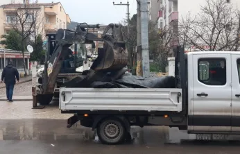 Şiddetli fırtınada çatılar uçtu, araçlar hasar gördü