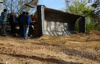 Mıcır yüklü kamyonun damperi devrildi, sürücü bayıldı