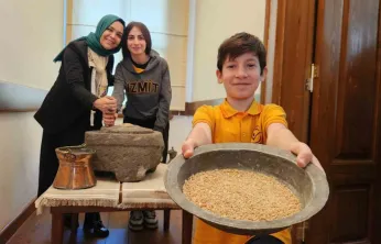 Minik eller taş değirmende buğday öğüttü, zeytin kurdu