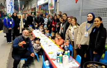 Minikler, yerli malını hal binasında öğrendi