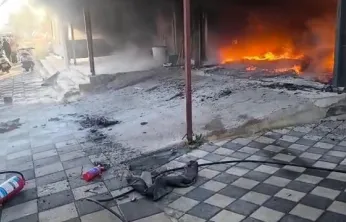 Oto tamir dükkanı ve 2 araç çıkan yangında küle döndü