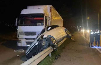 Otomobil bariyerlerde 15 metre sürüklenerek tıra çarptı: 4 yaralı