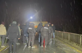 Otomobil çaya uçtu: Baba ve oğlu öldü