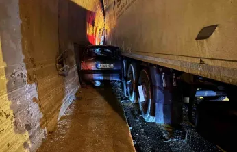 Otomobil, duvarla tır arasında sıkıştı: TEM'de ulaşım aksadı