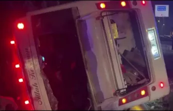 Otomobil ile çarpışan işçi servisi devrildi: 8 yaralı