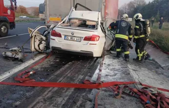 Otomobiliyle tırın altına giren 18 yaşındaki sürücü hayatını kaybetti